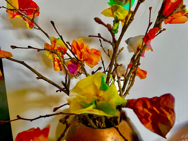 Ein bunter Seiden-Osterstrauß